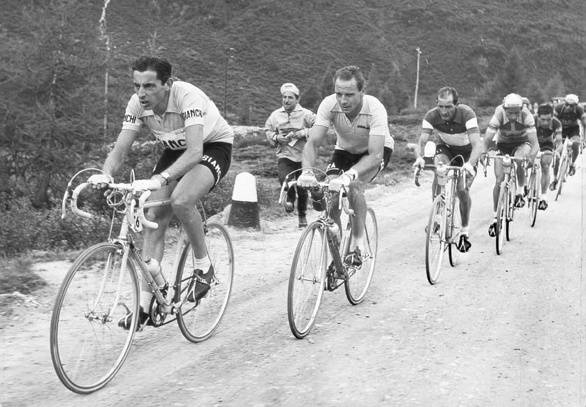 Fausto Coppi, Gino Bartali, Hugo Koblet Gli italiani Fausto Coppi e Gino Bartali e lo svizzero Hugo Koblet (il secondo del gruppo) al Giro d'Italia affrontano il passo del Tonale, (1953).
© De Agostini Picture Library.