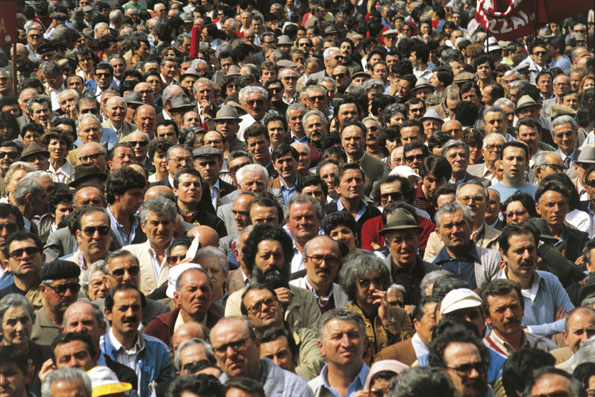 Manifestazione a Bologna Nei giorni successivi alla strage si svolsero manifestazioni in Piazza Maggiore perchè i cittadini, sdegnati, protestavano contro i rappresentanti del Governo. Il 2 agosto è considerata la giornata in memoria di tutte le stragi, a Bologna viene organizzato ogni anno un concorso internazionale di composizione musicale con concerto.