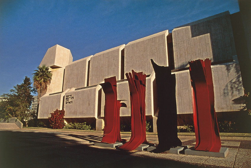Israele, Tel Aviv, Biblioteca Beth Ariela (ca. 1922) Principale biblioteca pubblica di Tel Aviv, è il risultato dell'unione di diverse collezioni fra cui quella di Sha'ar-Zion proveniente da Jaffa. Dal 1977 occupa l'attuale sede e a oggi contiene oltre 490.000 libri, 3300 cartelle di immagini, 180 abbonamenti a riviste, 8000 supporti musicali.