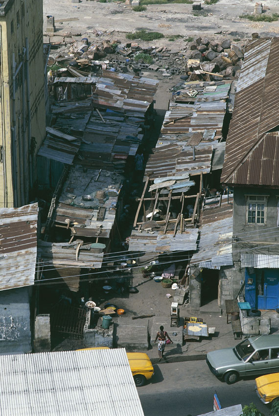 Bidonville nei dintorni di Lagos Nei primi anni del sec. XXI la Nigeria, nonostante il suo rilevante potenziale di sviluppo, sembra mostrare ancora tutti i segni della sua debolezza: incertezza politica, contrasti interni, fluttuazione economica, subalternità internazionale.