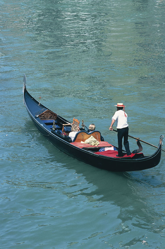 Gondola con gondoliere Le gondole dal Settecento in poi appaiono più allungate. La poppa, che nel medioevo era quasi a livello dell'acqua, si fa sempre più alta e viene aggiunta una pedana su cui il gondoliere possa remare con più facilità.