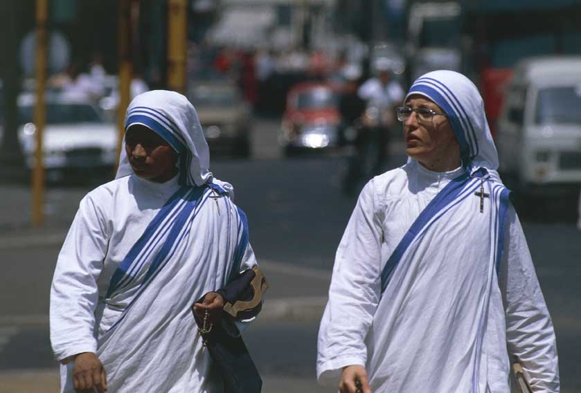 Missionarie della carità Suore Missionarie della Carità: nel 2003 la congregazione contava 4500 religiose, presenti con 779 case di accoglienza in tutte le diocesi dell'India, in America Latina, Europa, Asia, Africa, America Settentrionale e Centrale.
© De Agostini Picture Library.