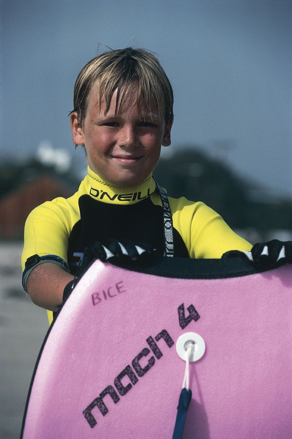 Bambino statunitense con una tavola da surf La crescita demografica degli Stati Uniti d'America è, nel complesso, più alta rispetto alla media europea; vi sono però numerose differenze tra le varie aree e tra le comunità: l'incremento naturale, che tra i bianchi è prossimo allo zero, è alto tra i neri, gli asiatici e i latinoamericani.