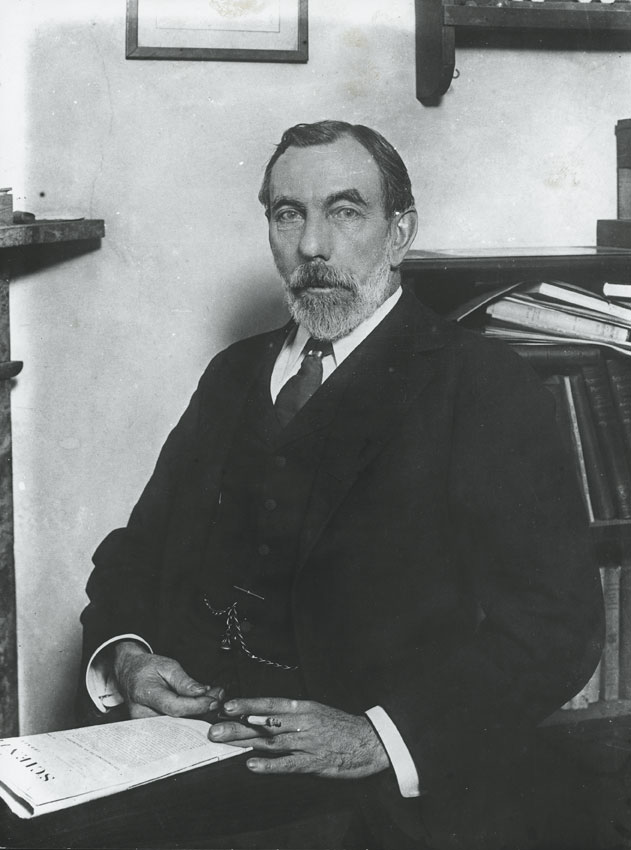 Sir William Ramsay, premio Nobel per la chimica nel 1904 Sir William Ramsay (1852-1916). Sotto la guida di lord Rayleigh, iniziò nel 1892 gli studi sull'azoto atmosferico che lo condussero alla scoperta (1894) del primo gas nobile, l'argo. Nel 1895 ottenne da alcuni minerali l'elio e, nel 1898, isolò tre altri gas nobili (neo, cripto e xeno). Per tali ricerche ebbe vari riconoscimenti tra i quali, nel 1904, il premio Nobel. Nel 1910, infine, scoprì il rado. 