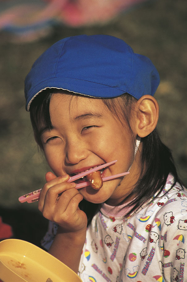 Bambina originaria del Giappone L’occupazione umana del Giappone è avvenuta attraverso vicende complesse e non ancora ben chiare. Diverse sono le teorie che spiegano l'origine delle genti giapponesi. È certo, comunque, che nel sec. VI si erano caratterizzati due gruppi fondamentali, uno affine al tipo sinico e l'altro al tipo sudmongolico.