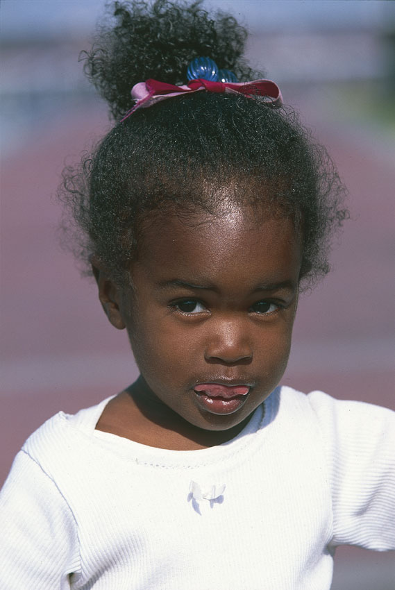 Bambina afroamericana Gli afroamericani sono un gruppo etnico statunitense di origine africana discendenti degli schiavi introdotti, tramite la tratta dei neri, nelle colonie britanniche dell'America dal sec. XVII fino al sec. XIX.