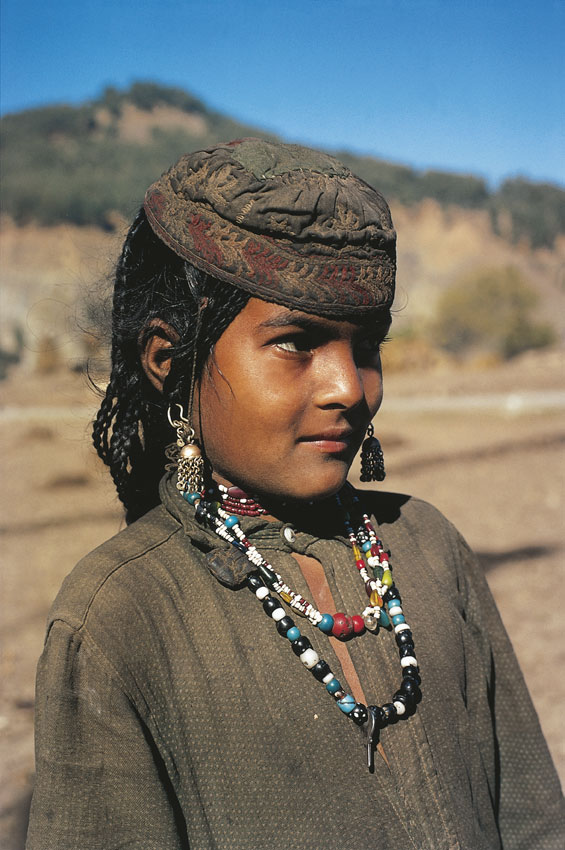 Bambina originaria del Gujarat, in India L'India è un mosaico etnico e religioso estremamente complesso che può rivelare come, nonostante secoli di storia in cui ha visto anche periodi di unificazione politica, il Paese non abbia potuto trovare il suo “punto di fusione”.