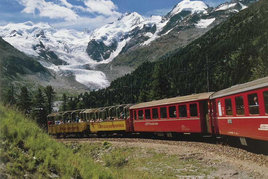 Bernina-Express Regione dell'Engadina. Il Bernina-Express, trenino rosso delle Ferrovie retiche che unisce Tirano (Italia) con Sankt Moritz. Sullo sfondo il ghiacciaio del Morteratsch.
De Agostini Picture Library