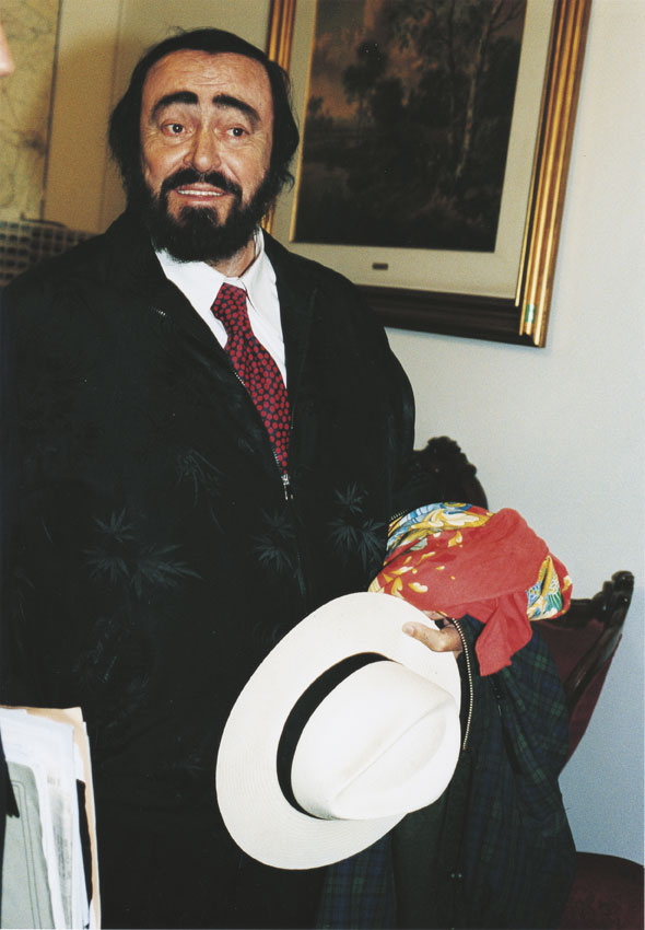 Luciano Pavarotti colonna sonora del volo acrobatico Una curiosità: da alcuni anni è possibile osservare le Frecce Tricolori mentre, con una formazione completa, disegnano in cielo un tricolore lungo 5 km e ascoltare, a terra, le note di 