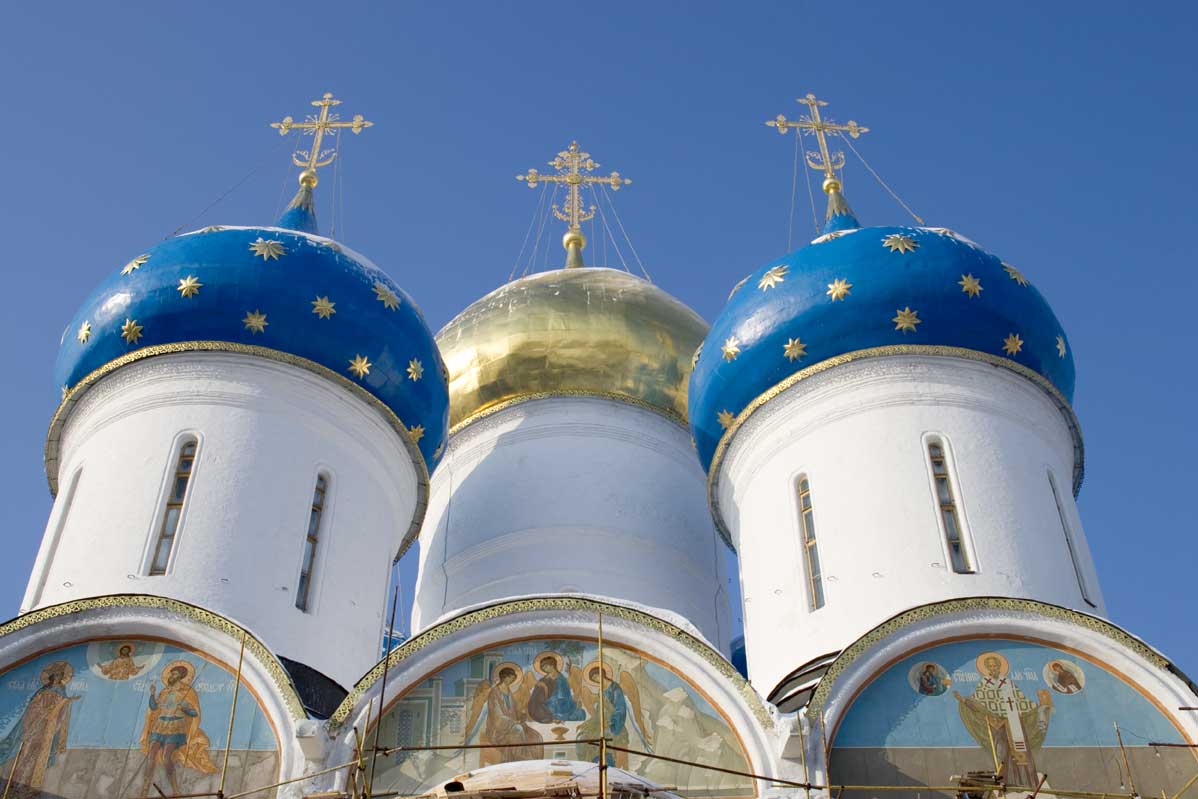 Particolare delle cupole della Cattedrale dell'Assunzione (1585), situata nel cuore del monastero della Trinità di San Sergio (fondato nel secolo XIV). Il monastero si trova nella città di Sergiev Posad, vicino Mosca.
De Agostini Picture Library