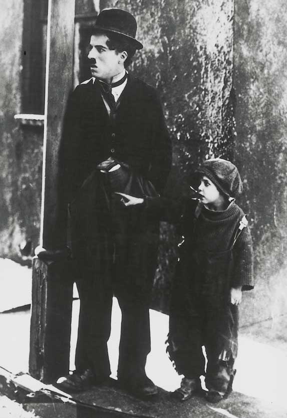 Charlie Chaplin in una scena del film 
