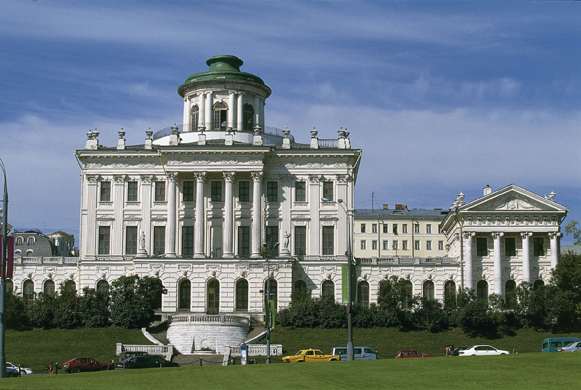 Russia, Mosca, Biblioteca di Stato (1828) Biblioteca di Mosca e una delle maggiori del mondo (fino al 1991 biblioteca nazionale dell'Unione Sovietica). Fu costituita nel 1828 a San Pietroburgo come biblioteca del Museo Rumjancev; trasferita a Mosca nel 1861, fruì del diritto di stampa. La collezione della biblioteca supera i 42 milioni fra oggetti, volumi e documenti, in oltre 240 lingue.