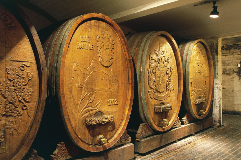 Botti scolpite dell'azienda vinicola Bergkelder a Stellenbosch La regione delle Winelands, di cui Stellenbosch ne è la cittadina più caratteristica, è il fulcro della produzione di vino sudafricano, nonché attrazione del turismo eno-gastronomico a pochi chilometri da Cape Town.