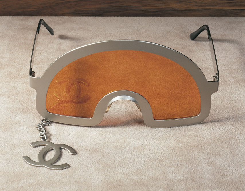 Occhiali da sole Chanel La stilista avviò la sua prima attività di moda a Deauville nel 1913, e poi ebbe un salone di moda a Biarritz, nel 1915. Diventata ormai famosa aprì un negozio in Rue Cambon 31 a Parigi.