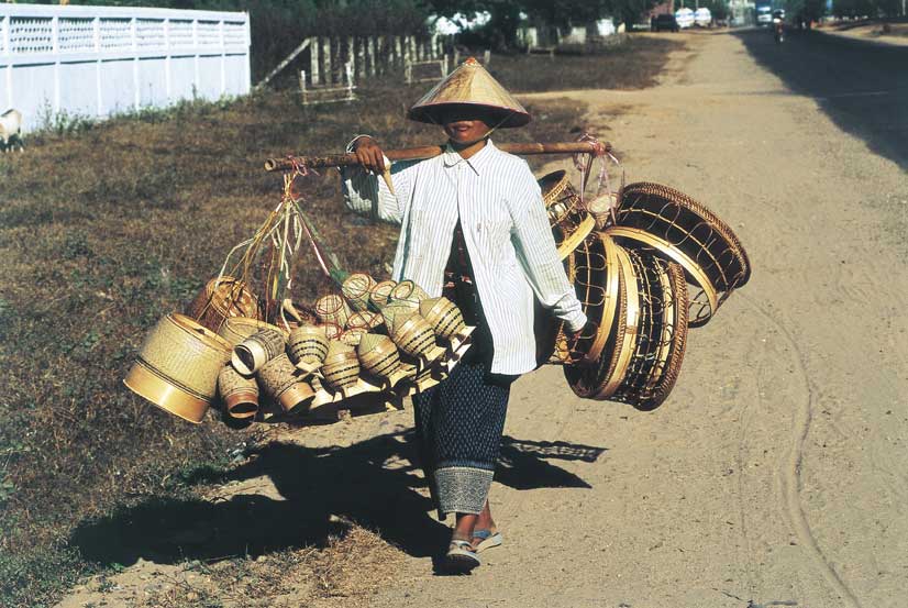 Laos, venditore di bambù Laos - Dintorni di Vientiane (Viangchan), venditore di bambù.
© De Agostini Picture Library
