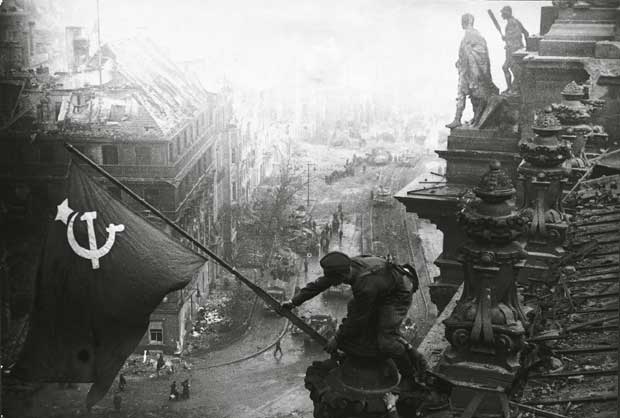 Soldati sovietici, Reichstag Berlino Soldati sovietici issano la bandiera rossa sul Reichstag a Berlino (aprile 1945).
© De Agostini Picture Library