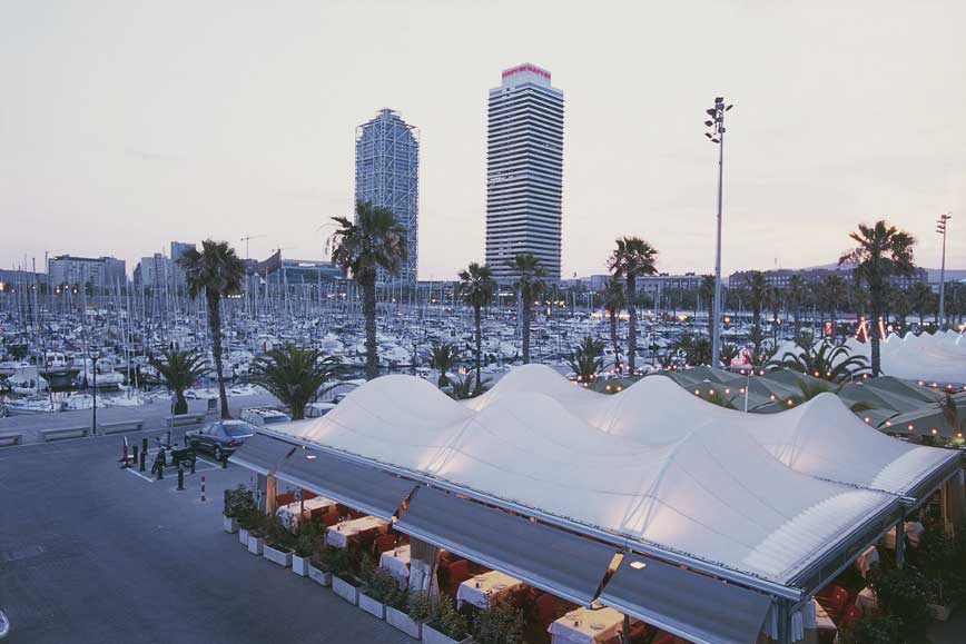 Porto Olimpico di Nova Icaria, Barcellona Veduta del Porto Olimpico di Nova Icaria a Barcellona. Sullo sfondo Las Dos Torres realizzate su un progetto di Inigo Ortiz e Enrique de Leon, e l'Hotel Arts progetto di Bruce Graham e Frank Gehry.
De Agostini Picture Library