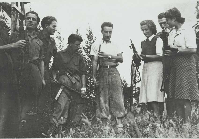 Giacomo Chilesotti con giovani partigiani Giacomo Chilesotti, il ''comandante Nettuno'' (al centro; fucilato il 28 aprile 1945) con giovani partigiani e partigiane sui Colli Berici (aprile 1945).
© De Agostini Picture Library