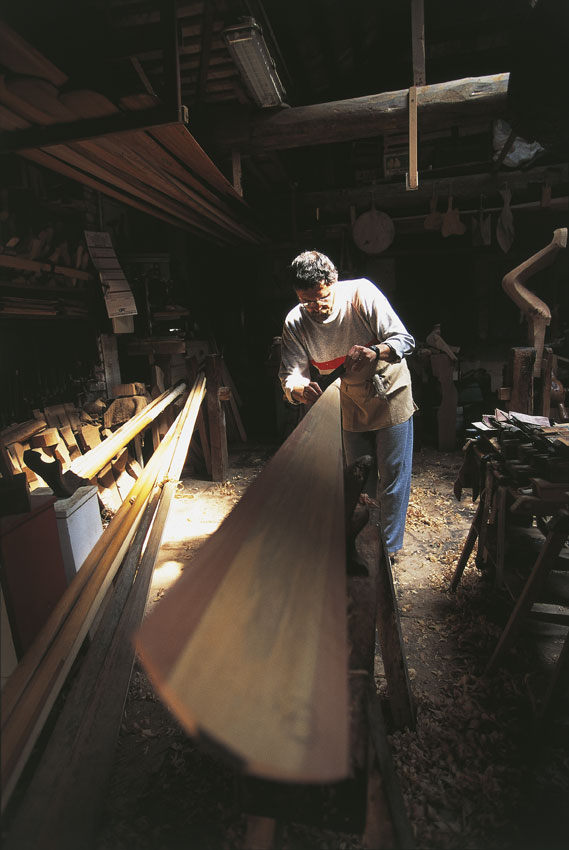 L'interno di uno squero a Venezia La gondola moderna è lunga ca. 11,5 m, larga 1,40 m e pesa intorno ai 500 kg. Per la costruzione dei ca. 280 pezzi che ne compongono la struttura vengono utilizzate varie qualità di legno: quercia, larice, abete, noce, ciliegio, tiglio, faggio e altri ancora.