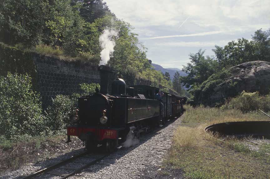 Il Treno delle Pigne Il Treno delle Pigne, con locomotore a vapore. Circola nei mesi estivi, tra Puget Théniers-Annot - Il convoglio, trainato dalla locomotiva Bretonne CP E327, costruita nel 1909, si appresta ad entrare nella stazione di Annot.
De Agostini Picture Library