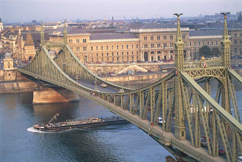 Il ponte della Libertà, Budapest Il ponte della Libertà (Szabadság híd) a Pest (Budapest), eretto in stile Art Nouveau nel 1896, progettato da Janos Feketehazy e Aurel Czekelius con Virgil Nagyin. Ricostruito dopo il 1945.
De Agostini Picture Library