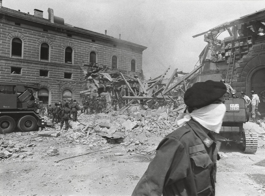 Le macerie davanti alla stazione L'esplosione causò 85 vittime e 200 feriti. Molti viaggiatori e cittadini contribuirono ad estrarre le persone rimaste sotto le macerie. Non essendo sufficienti le ambulanze vennero impiegati anche degli autobus, soprattutto quello della linea 37, per trasportare i feriti verso gli ospedali. 