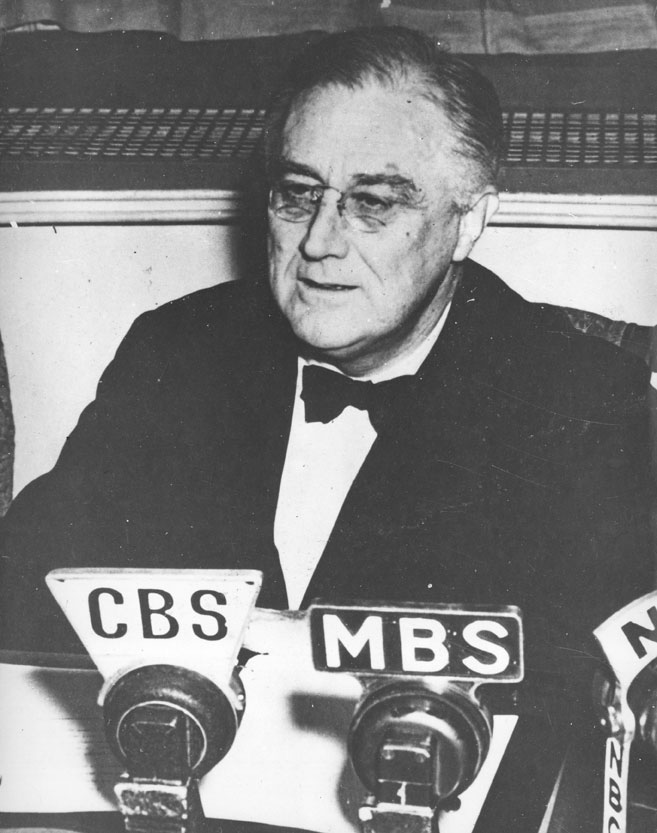 Ritratto a mezzo busto di Franklin Delano Roosevelt (Hyde Park, New York, 1882 - Warm Springs, Georgia, 1945), presidente degli Stati Uniti d'America dal 1931 al 1945 Roosevelt aveva già firmato, nell'agosto di quell'anno, la Carta atlantica con Churchill, progetto di ricostruzione del mondo fondato sui principi di autodecisione dei popoli e della collaborazione internazionale, senza essere riuscito tuttavia a togliere l'opinione pubblica americana dalla sua tradizionale posizione di isolazionismo. Tuttavia l'attacco dei Giapponesi alla base aeronavale di Pearl Harbor provocò l'intervento statunitense nella seconda guerra mondiale.