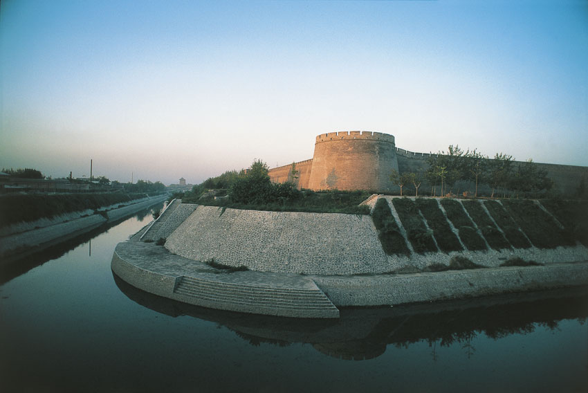 Le mura della città di Xi'an Xi'an è il capoluogo della provincia di Shaanxi, la più prospera città della Cina interna. È stata la capitale imperiale di undici dinastie.