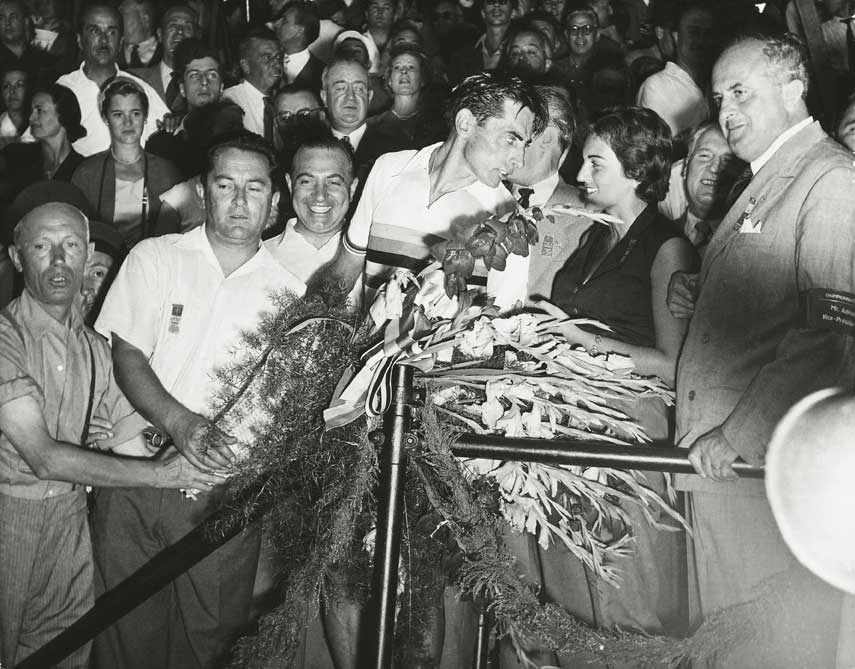 Fausto Coppi Fausto Coppi con la maglia iridata, dopo i Campionati Mondiali su strada a Lugano, e Giulia Occhini, la 