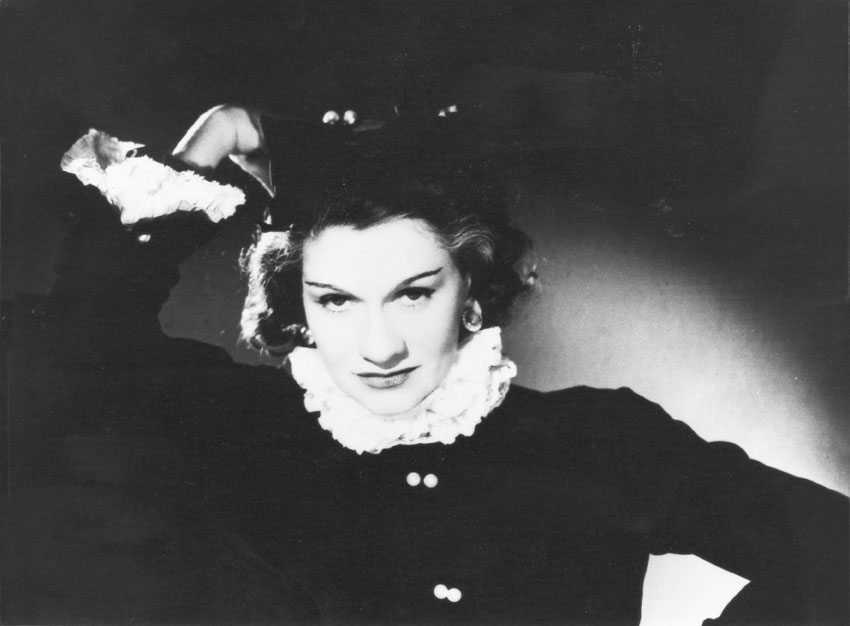 Coco nel 1935 Chanel mosse i primi passi nella moda nel 1908, creando cappelli. Fu il barone Étienne Balsan a cambiare la sua vita, dandole la possibilità di trasformare la sua passione per le stoffe e il cucito in un vero lavoro.
