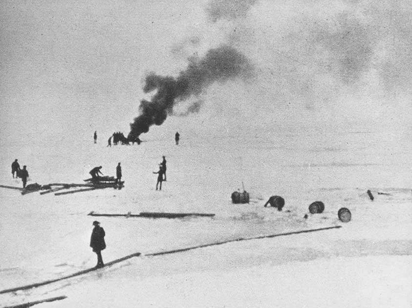 Spedizione al Polo Nord di Umberto Nobile, 1928 Gli uomini della spedizione al Polo Nord, guidata da Umberto Nobile, approntano segnali di fumo per indicare la loro presenza agli aerei di soccorso dopo la caduta del dirigibile 