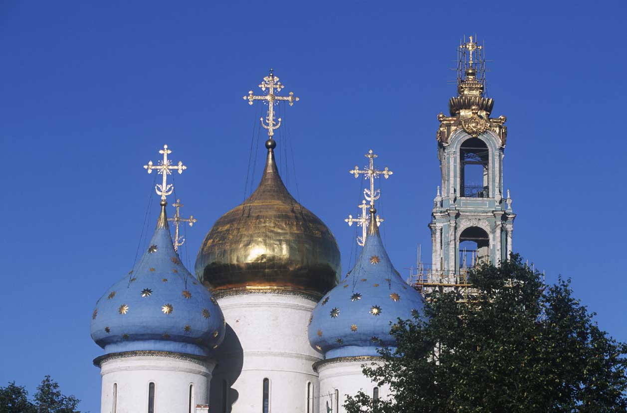 Particolare delle cupole della Cattedrale dell'Assunzione (1585), situata nel cuore del monastero della Trinità di San Sergio (fondato nel secolo XIV). Il monastero si trova nella città di Sergiev Posad, vicino Mosca.
De Agostini Picture Library