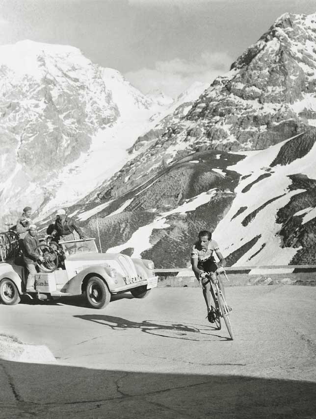Fausto Coppi, passo del Pordoi Fausto Coppi sul passo del Pordoi, Giro d'Italia, tappa Auronzo-Bolzano, 1953.
© De Agostini Picture Library.