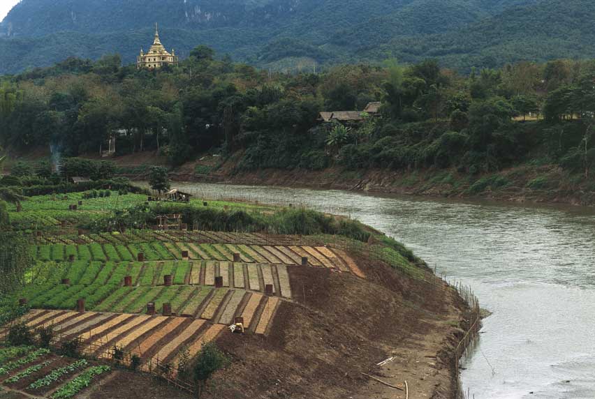 Laos, fiume Nam Khan Laos - Louangphrabang (Luang-Prabang), il fiume Nam Khan. Sullo sfondo, il tempio buddhista Vat Phonephao.
© De Agostini Picture Library