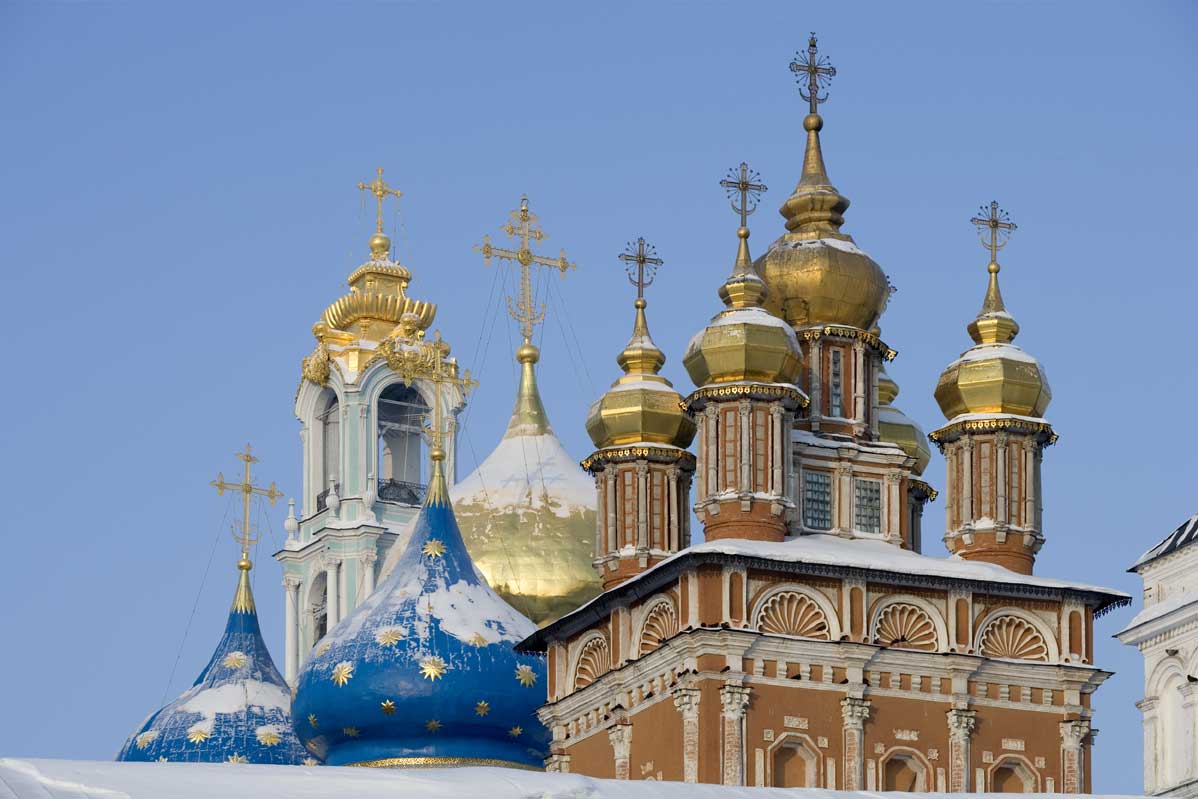 Cupole della chiesa di San Giovanni Battista (secolo XVII) e della Cattedrale dell'Assunzione (secolo XVI-XVII), situati a Sergiev Posad, vicino Mosca.
De Agostini Picture Library