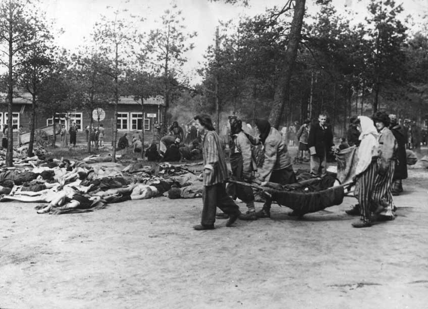 Campo di concentramento di Bergen Belsen Il campo di concentramento nazista di Bergen Belsen dopo l'arrivo delle truppe britanniche. Gli ex prigionieri ammassano i corpi dei compagni morti, 18 aprile 1945. Seconda guerra mondiale (1939-1945).
© De Agostini Picture Library