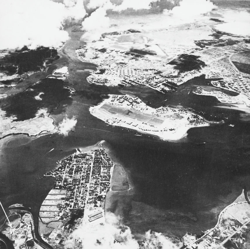 L'area di Pearl Harbor durante i bombardamenti giapponesi Dopo l'episodio di Pearl Harbor il Congresso americano votò lo stato di guerra con il Giappone (8 dicembre); Germania e Italia, su richiesta del governo giapponese che si valeva del patto tripartito, dichiararono guerra agli Stati Uniti (11 dicembre); il 1º gennaio del 1942 venticinque Stati firmarono l'atto costitutivo delle Nazioni Unite e formarono un blocco compatto contro la coalizione nazifascista.