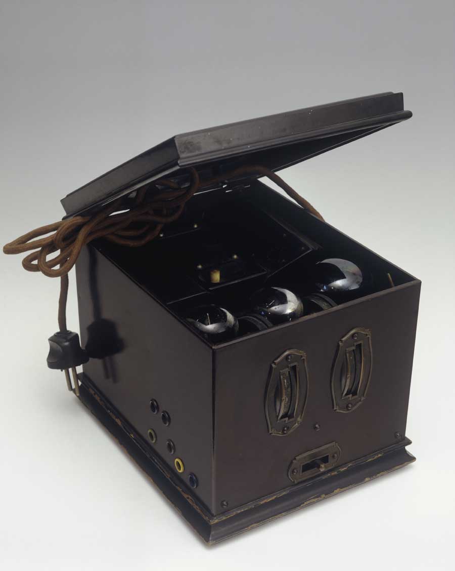 Radio Telefunken Radio Telefunken modello Arcoletto in metallo e bachelite, 1927.
De Agostini Picture Library