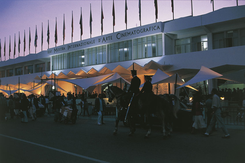 Il palazzo della Mostra del cinema di Venezia oggi La Mostra Internazionale d'Arte Cinematografica è un festival cinematografico che si svolge ogni anno nel Palazzo del Cinema, sul Lungomare Marconi, al Lido di Venezia.