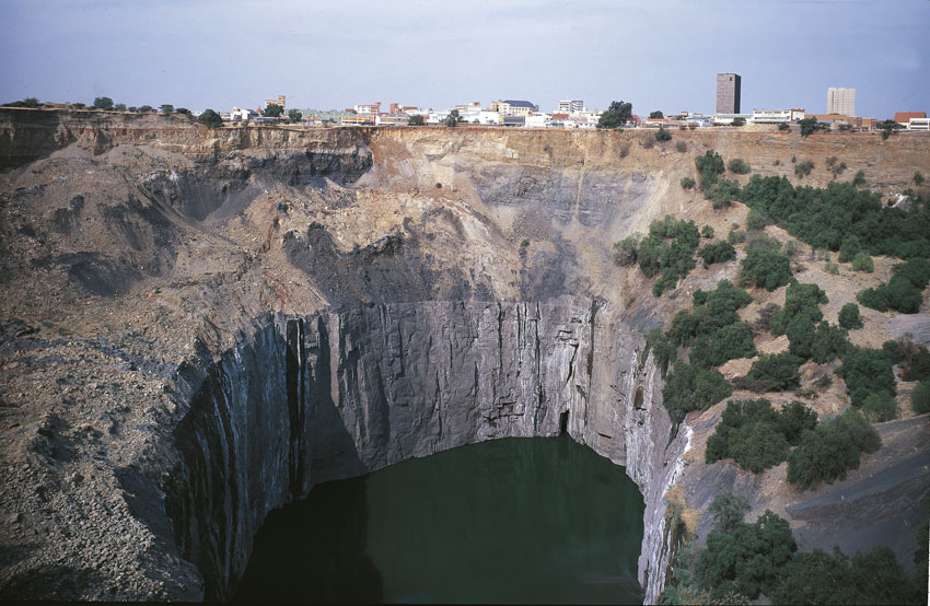 The Big Hole, la prima miniera di diamanti sudafricana Nel 1867 in Sudafrica vennero ritrovati i primi diamanti. Dopo un breve periodo di estrazione disordinata, la De Bears ne acquisì il controllo del commercio. La città di Kimberley diventò rapidamente un centro industriale e il Big Hole, la più grande miniera a cielo aperto scavata a mano, oggi è convertita in sito turistico.