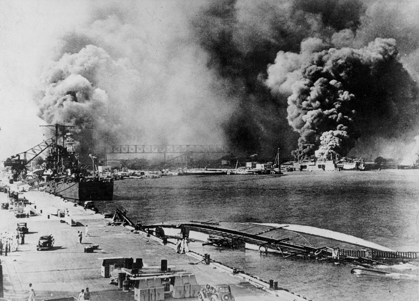 L'attacco di Pearl Harbor, nelle Hawai. A sinistra, il fumo che esce dall'incrociatore Helena La data dell'attacco fu scelta per un duplice motivo: in primo luogo si trattava di una domenica, molti militari non sarebbero stati in servizio, e in secondo luogo si sarebbe trattato di una notte di luna nuova, per cui l'oscurità avrebbe favorito l'effetto a sorpresa.