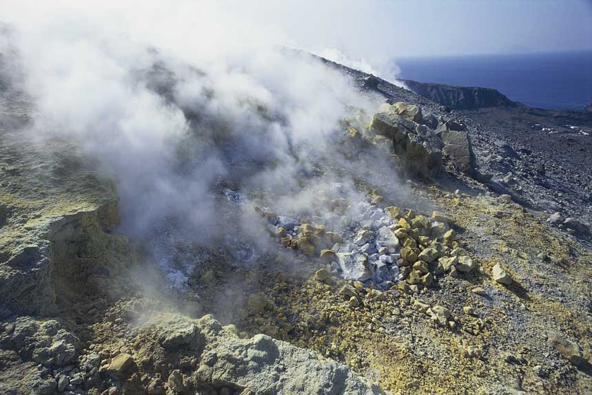 Isola di Vulcano, fumarole Sicilia - Isole Eolie o Lipari (Patrimonio dell'Umanità UNESCO, 2000) - Isola di Vulcano (Me). Fumarole.
© De Agostini Picture Library
