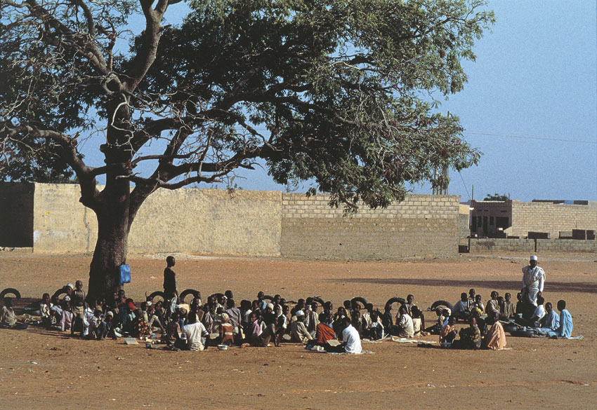 Lezione coranica a Maiduguri Dopo l'indipendenza, l'economia nigeriana registrò continui e sensibili sviluppi; tuttavia i pur innegabili progressi non colmarono i preesistenti squilibri territoriali, economici, sociali e religiosi, che a grandi linee contrappongono un Nord musulmano e un Sud cristiano in via di massima più ricco.