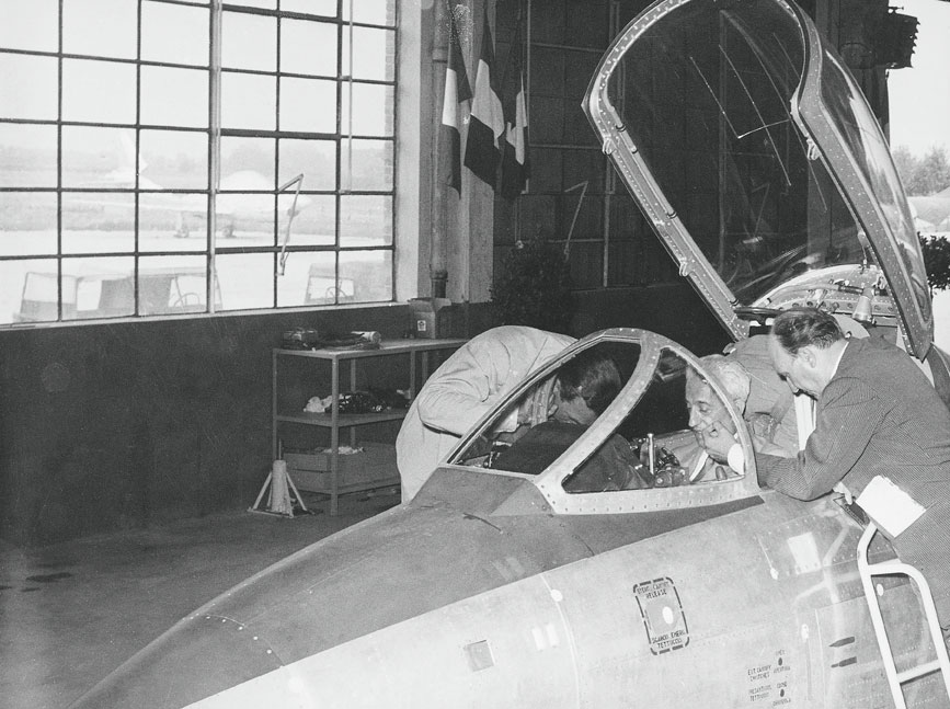 Il direttore della Fiat Aeronautica P. Gabrielli (sulla scaletta) illustra al professor V. Valletta, presidente e amministratore delegato della Fiat, il G-91, caccia tattico leggero monoposto. Ca. 1950 Dal 1950 l'Aeronautica Militare, mentre si sperimentano nuove soluzioni in campo ingegneristico, assegna ai reparti di volo il compito di comporre pattuglie acrobatiche.