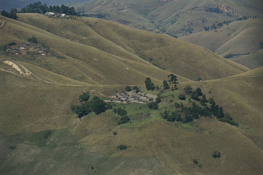 Villaggio xulu nella provincia dello KwaZulu-Natal (Sudafrica) Gli zulu sono una delle più importanti frazioni delle genti Nguni e hanno avuto notevole importanza nella storia dell'Africa meridionale. Rappresentano il gruppo etnico più numeroso del Paese e parlano l'isiZulu.