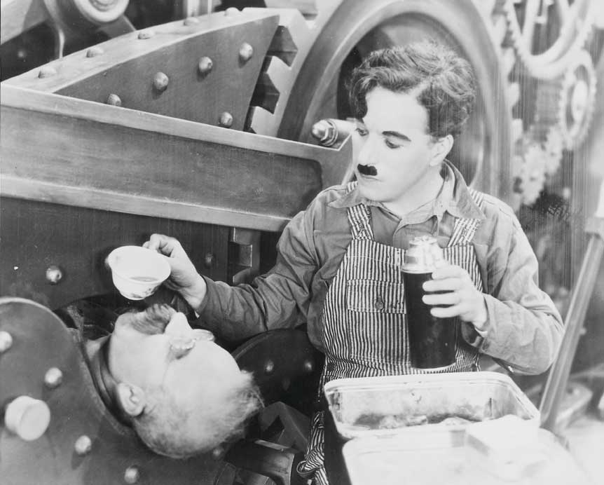 Charlie Chaplin in una scena del film 