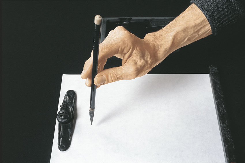 arte della scrittura giapponese Un particolare dell'arte della scrittura giapponese (Shodo): un foglio di carta di riso fermato sul panno nero.
© De Agostini Picture Library.