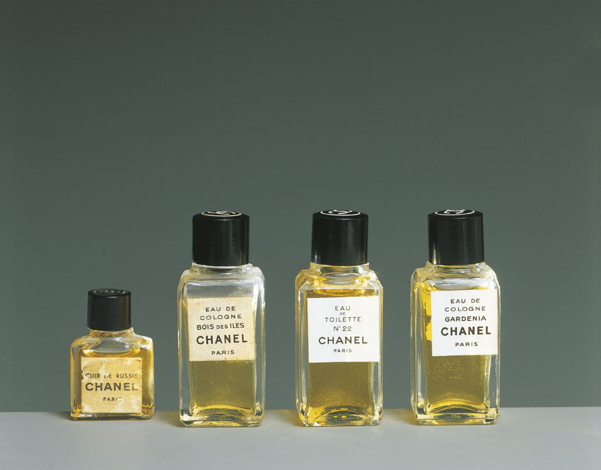 I profumi di Coco Nel 1921 la stilista si dedicò alla profumeria, creando il primo profumo a base sintetica, il celeberrimo Chanel n. 5; successivamente ne produsse altri, come Cuir de Russie, Gardenia ed il n. 22.