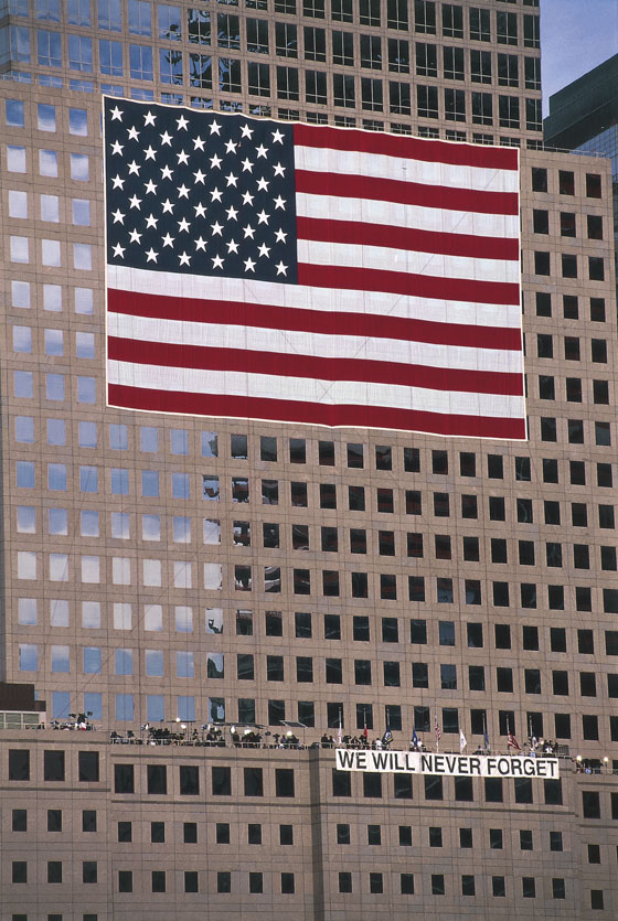 L'America sotto attacco L'11 settembre del 2001 il mondo osserva praticamente in tempo reale l'orrore degli attacchi terroristici suicidi che Al-Qāi'da mette in pratica contro gli Stati Uniti.