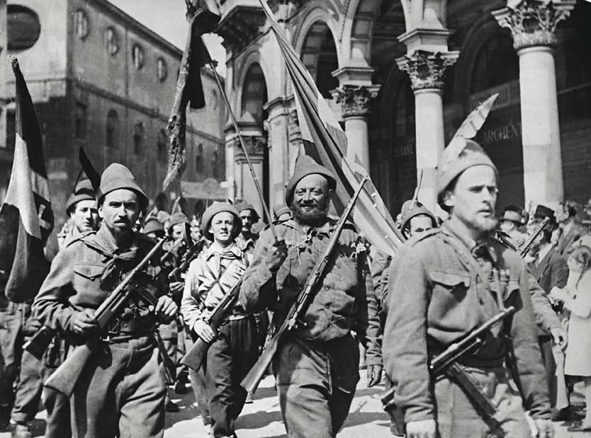 Brigata partigiana, Piazza del Duomo, Milano aprile 1945 Arrivo di una brigata partigiana in piazza del Duomo a Milano, dopo la liberazione, aprile 1945.
© De Agostini Picture Library